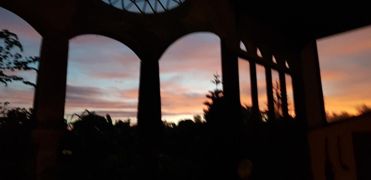 Avalon Ubud Castle & Spa エクステリア 写真