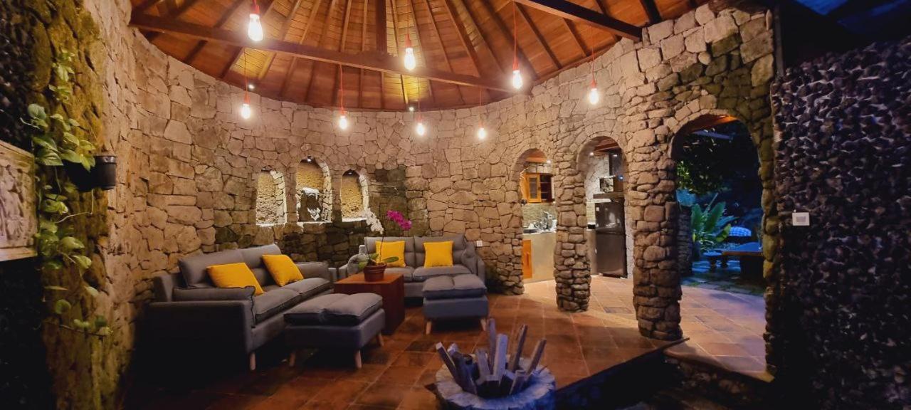 Avalon Ubud Castle & Spa エクステリア 写真