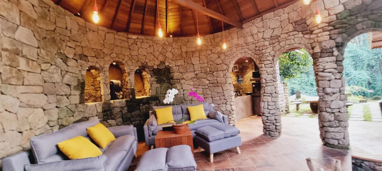 Avalon Ubud Castle & Spa エクステリア 写真